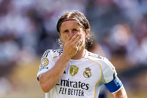 بعد 13 عامًا.. باريس سان جيرمان يعجل رحيل مودريتش عن ريال مدريد